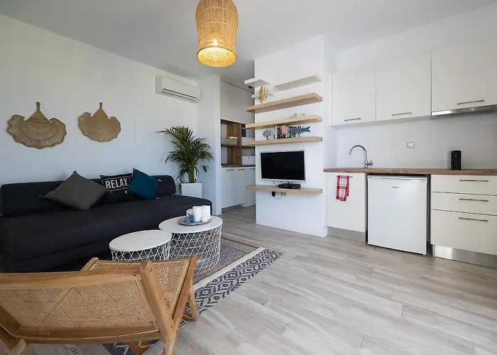 The Nine Graces - Beach Apartment Clea, Hot Tub And Sea Views *